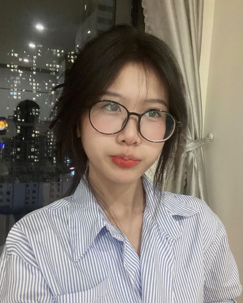 Ảnh gái xinh đeo kính mặc áo sơ mi