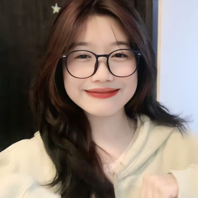 Ảnh gái xinh đeo kính cười mĩm môi