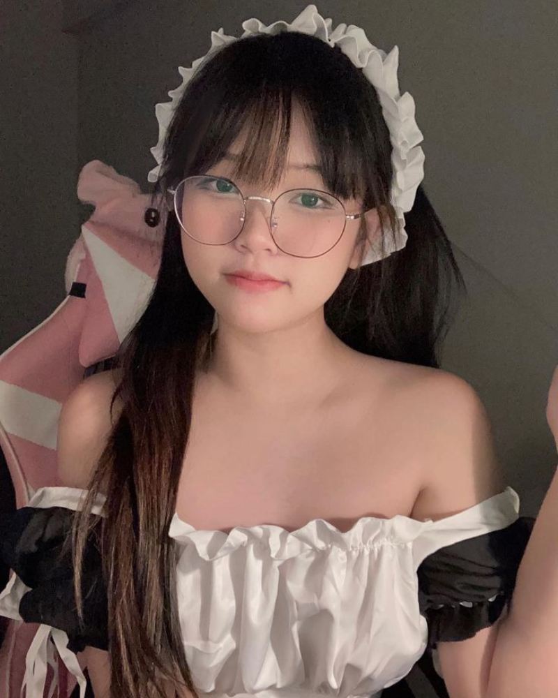 Ảnh gái xinh đeo kính cosplay người hầu