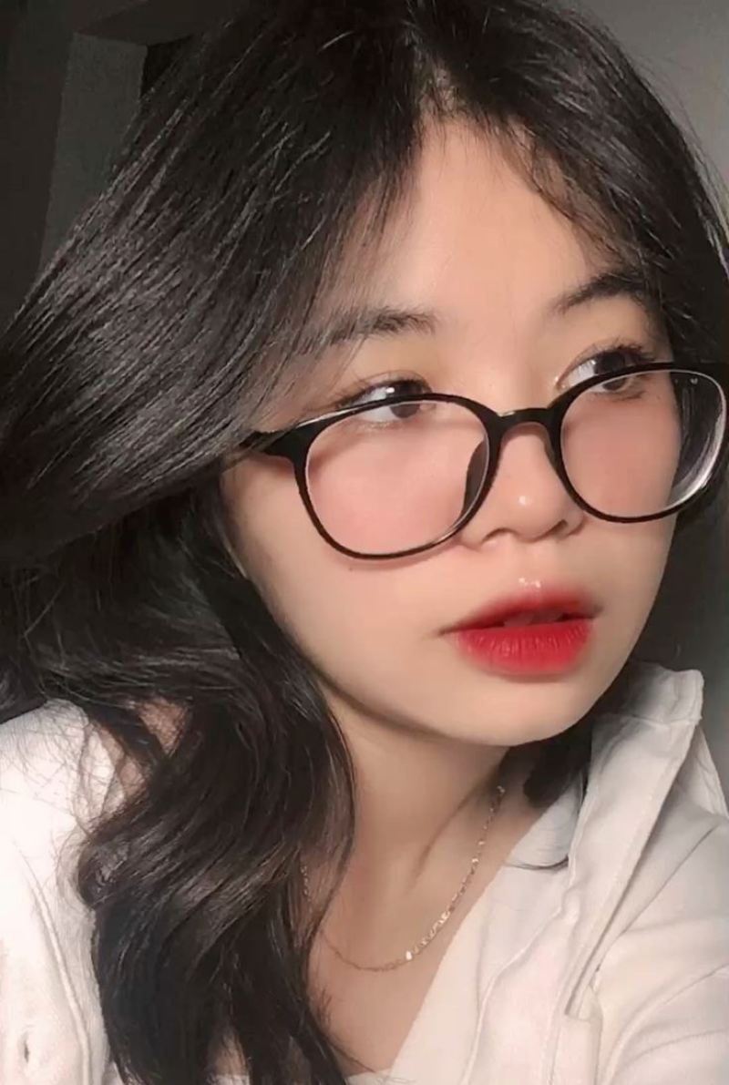 Ảnh gái xinh đeo kính tóc dài mượt
