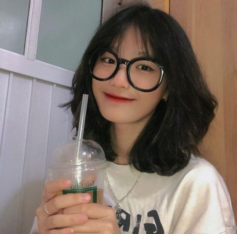Ảnh gái xinh đeo kính tóc ngắn cười mĩm