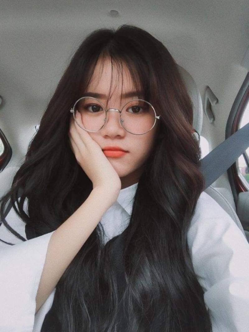 Ảnh gái xinh đeo kính trong xe ô tô