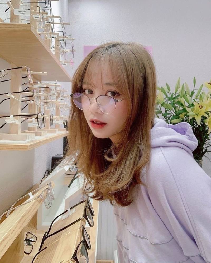 Ảnh gái xinh đeo kính trong cửa hàng bán kính