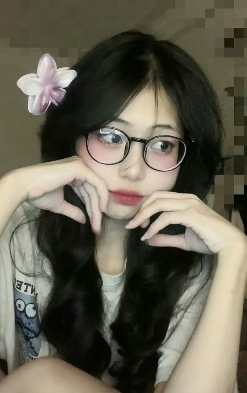Ảnh gái xinh đeo kính cài hoa lên tóc