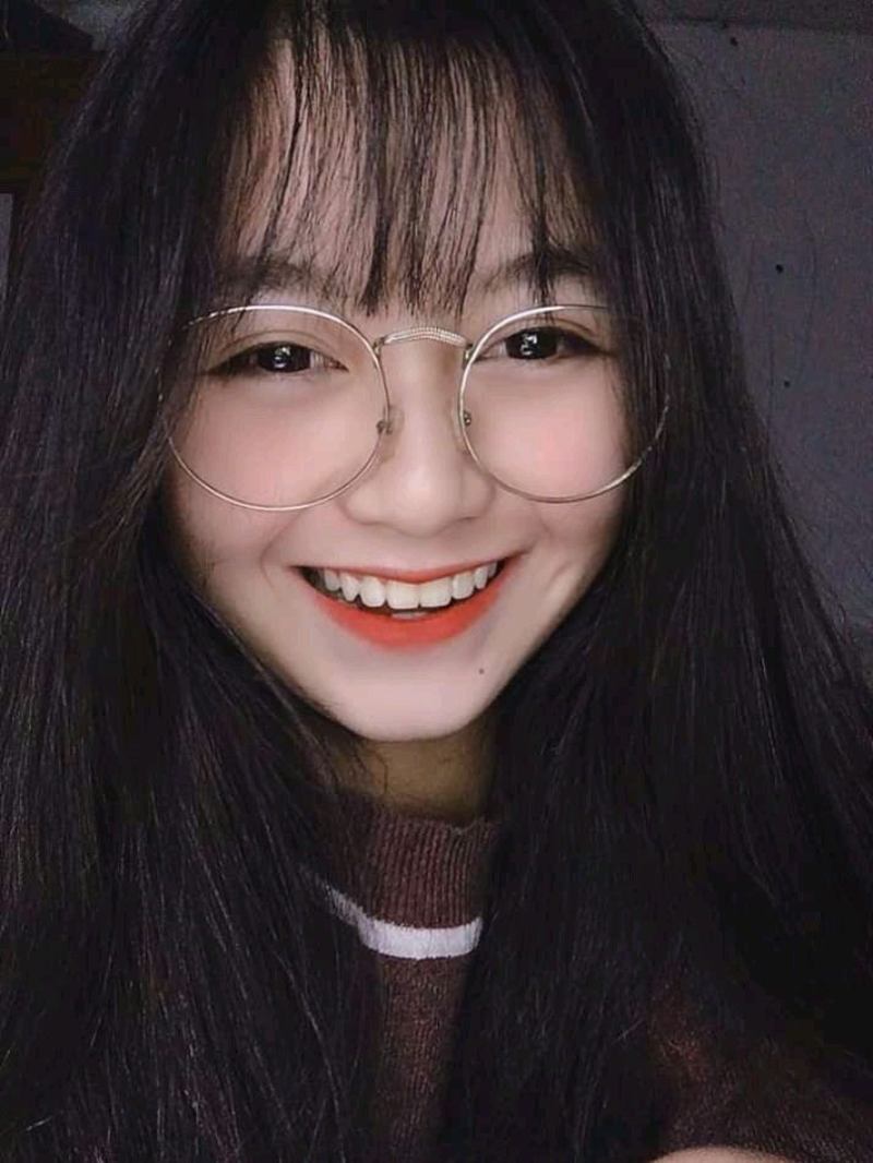 Ảnh gái xinh đeo kính cười tươi