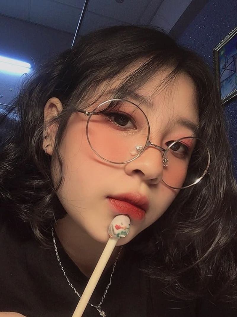 Ảnh gái xinh đeo kính tóc dài