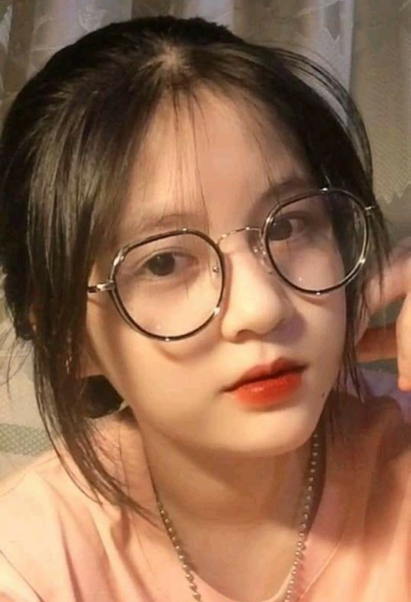 Ảnh gái xinh đeo kính cute