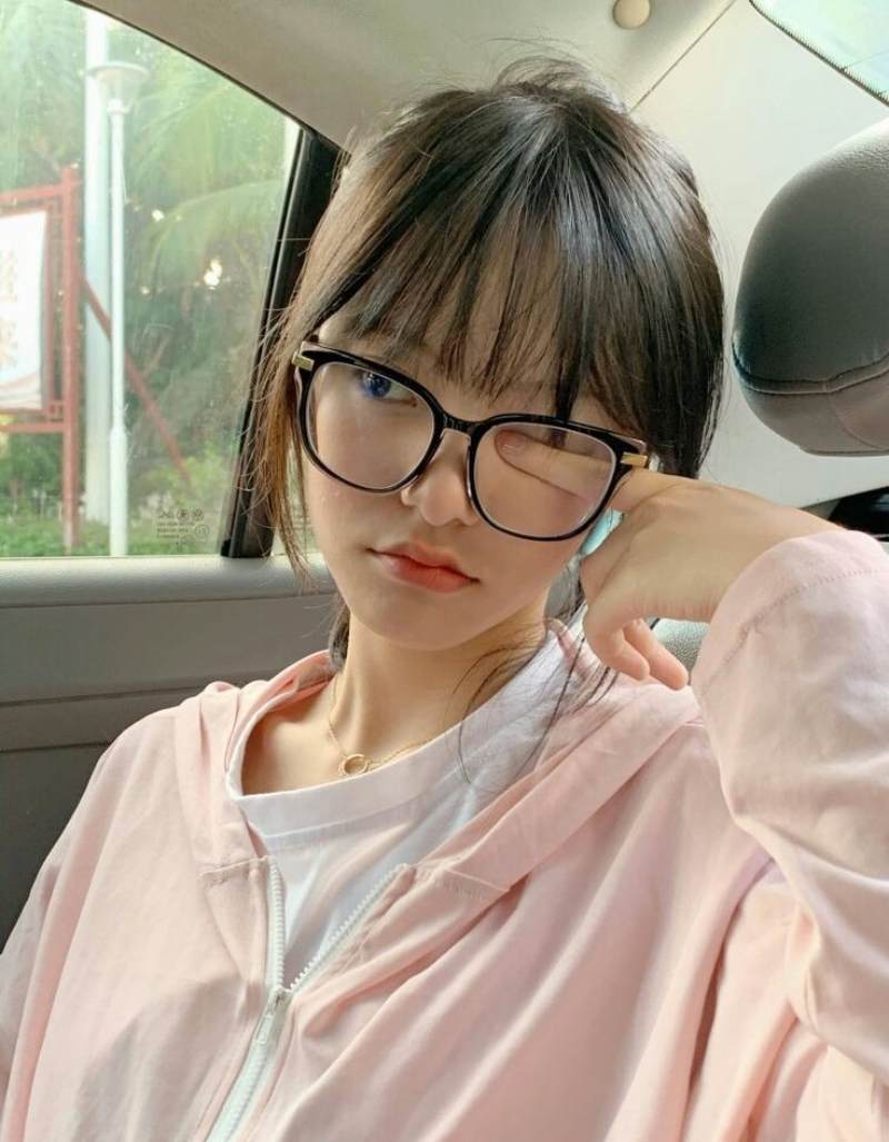 Ảnh gái xinh đeo kính tay dụi mắt trong ô tô