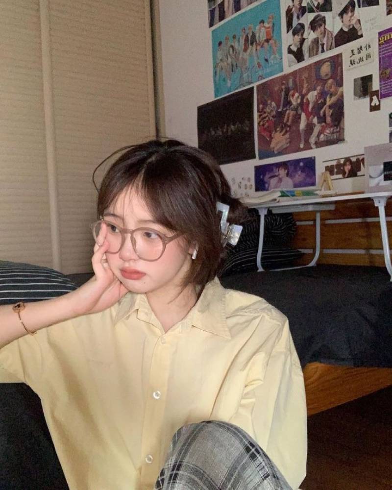 Ảnh gái xinh đeo kính trong phòng ngủ