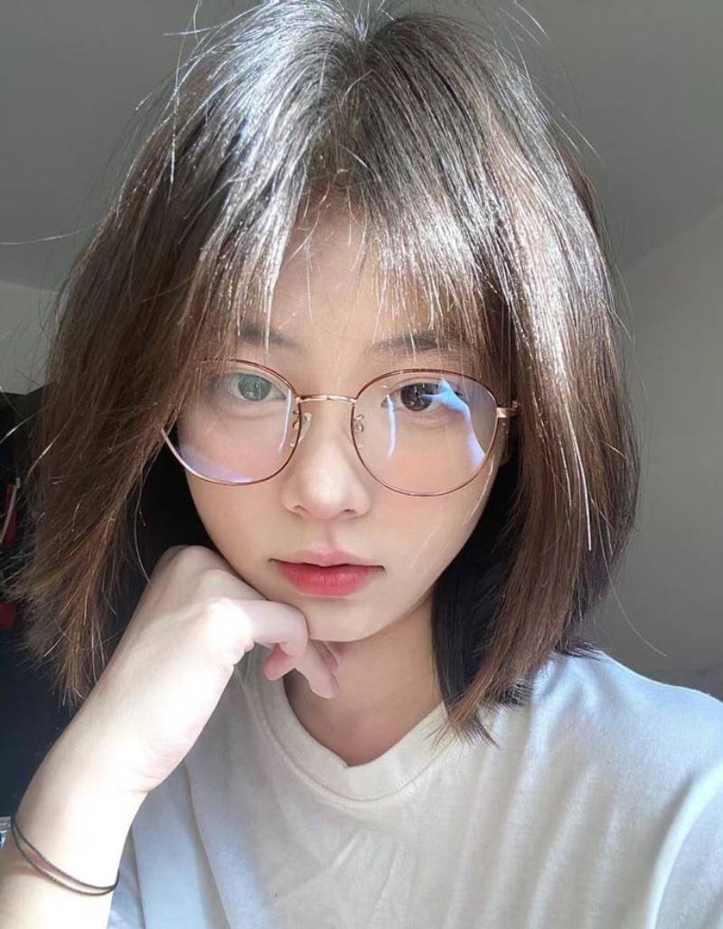 Ảnh gái xinh đeo kính tóc ngắn
