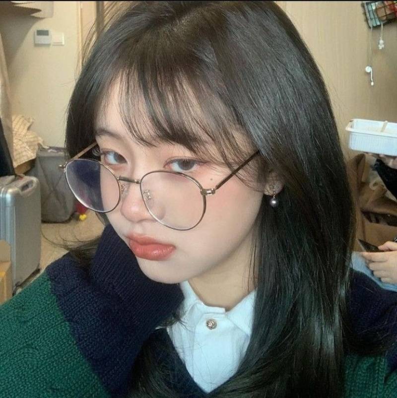 Ảnh gái xinh đeo kính ngầu