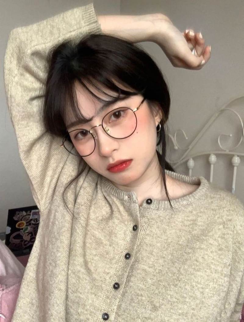 Ảnh gái xinh đeo kính trong phòng ngủ