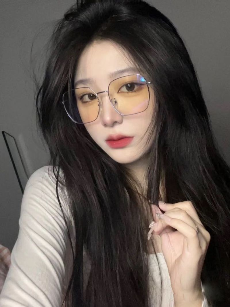 Ảnh gái xinh đeo kính nghiêng đầu