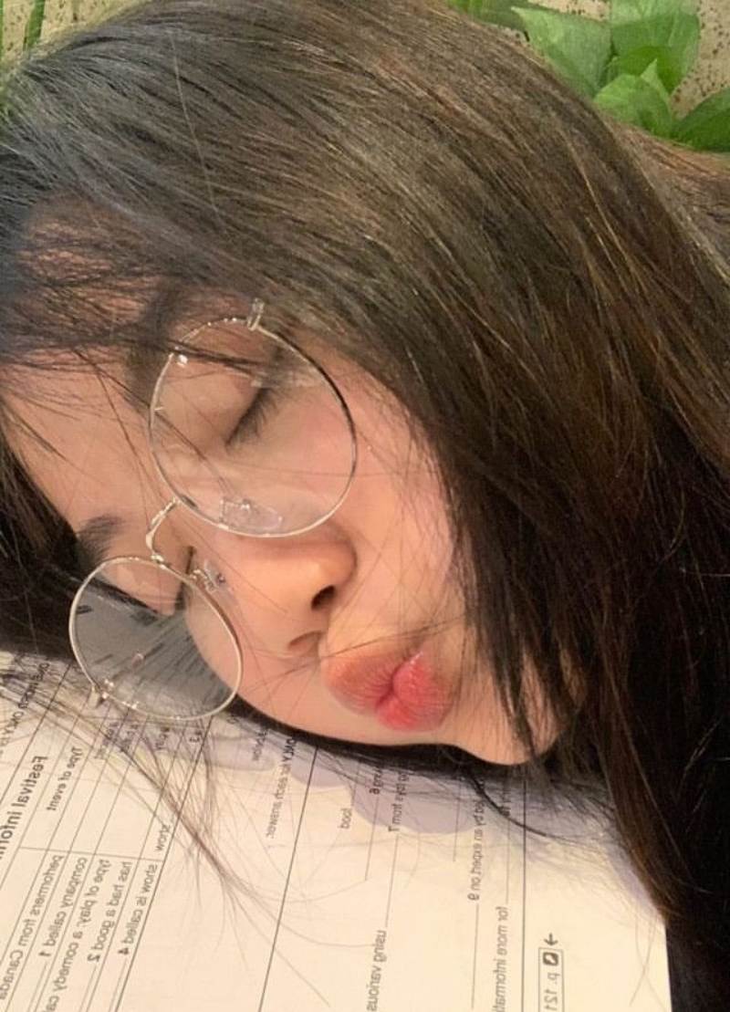 Ảnh gái xinh đeo kính nằm nhắm mắt chu môi