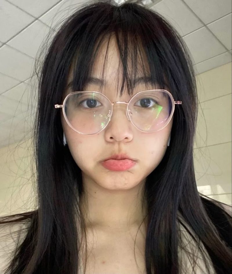 Ảnh gái xinh đeo kính trề môi đáng yêu