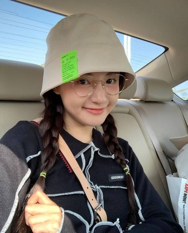 Ảnh gái xinh đeo kính cười mĩm trong xe ô tô