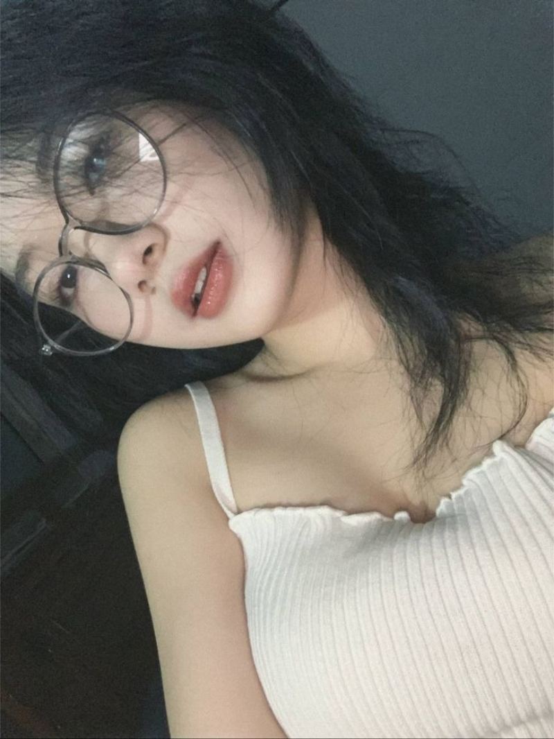 Ảnh gái xinh đeo kính mặc áo croptop