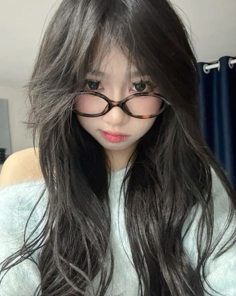 Ảnh gái xinh đeo kính tóc dài