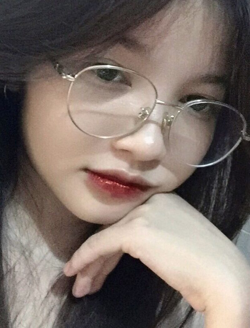 Ảnh gái xinh đeo kính tay chống cằm