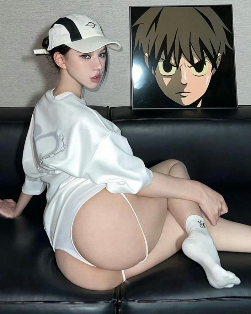 Ảnh gái xinh mông to mặc quần lót trắng lọt khe ngồi trên ghế sofa