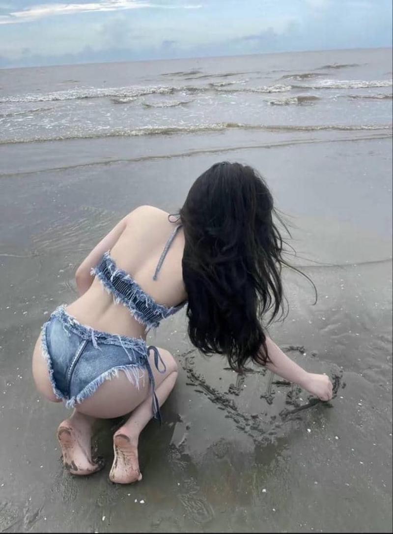 Ảnh gái xinh mông to mặc bikini jean quỳ quay lưng ở bãi biển