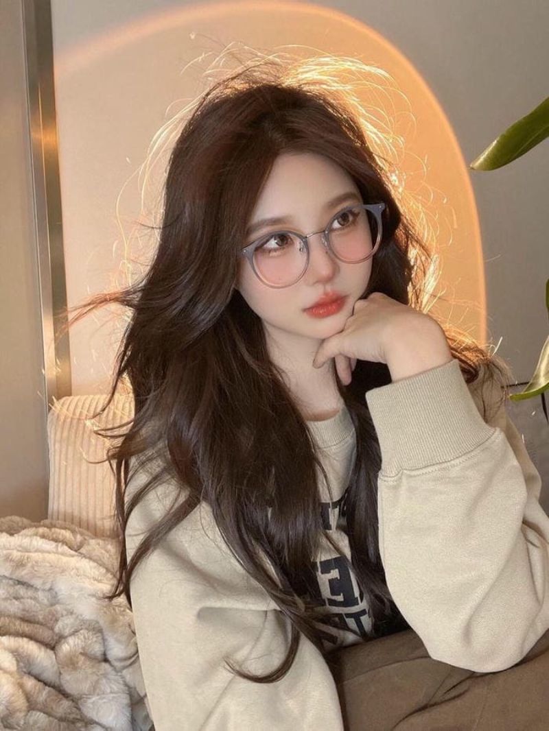 Ảnh gái xinh tóc dài đeo kính trong phòng ngủ