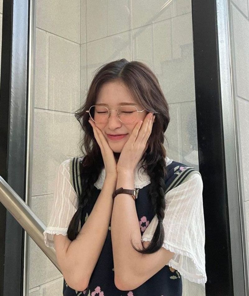 Ảnh gái xinh tóc dài đeo kính đứng bên lan can
