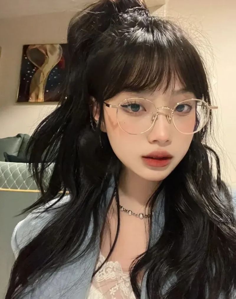 Ảnh gái xinh tóc dài đeo kính trong phòng ngủ