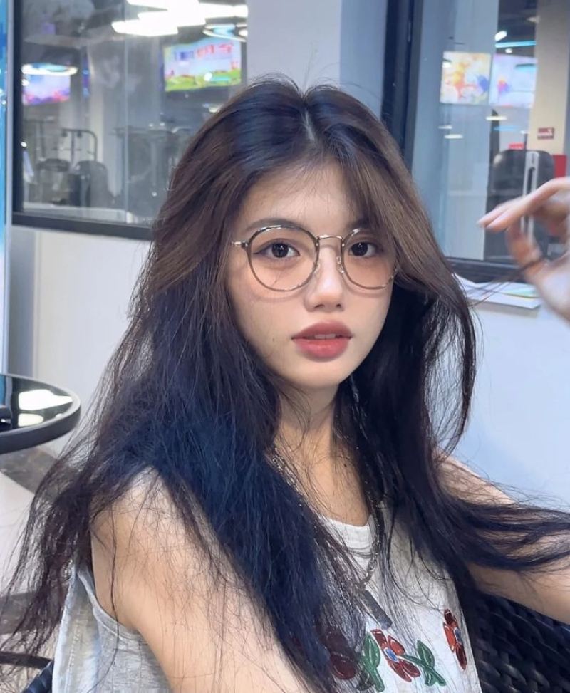 Ảnh gái xinh tóc dài đeo kính trong nhà