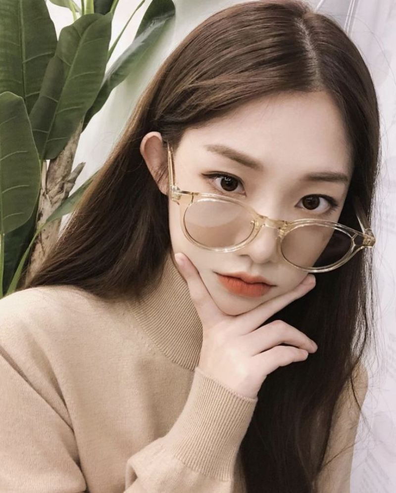 Ảnh gái xinh tóc dài đeo kính biểu cảm ngầu