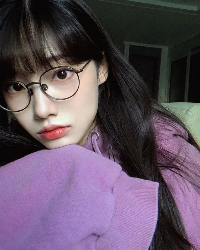 Ảnh gái xinh tóc dài đeo kính mặc áo thun tím