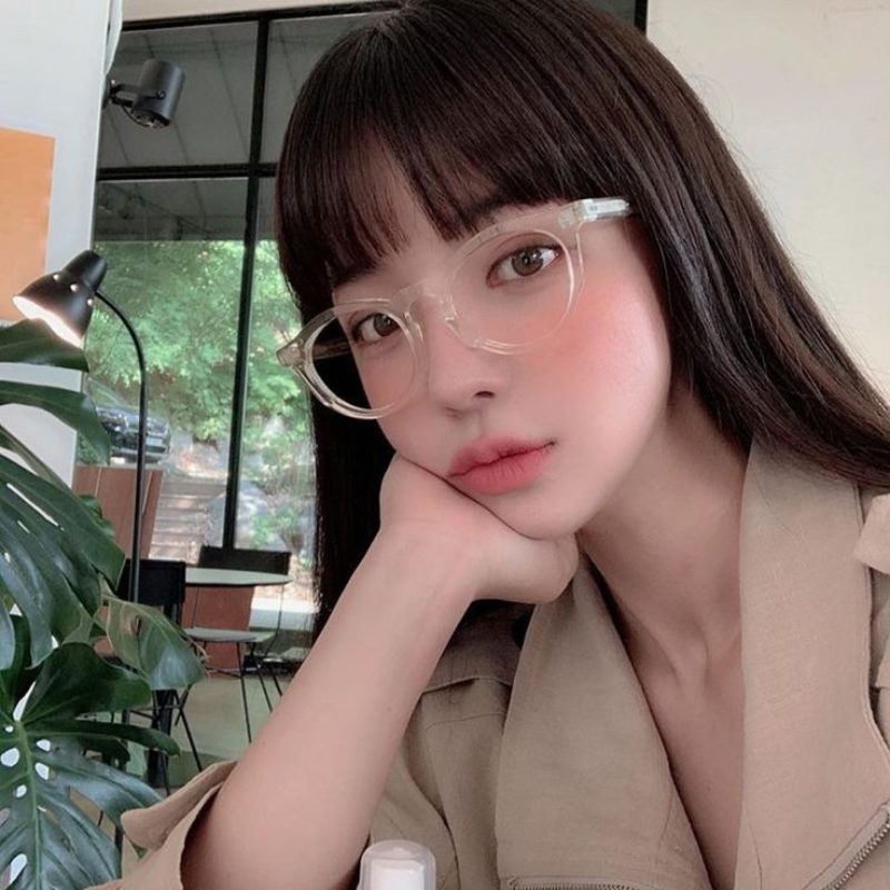 Ảnh gái xinh tóc dài đeo kính trong quán cà phê