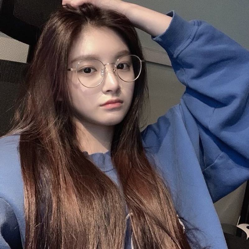 Ảnh gái xinh tóc dài đeo kính mặc áo thun tím