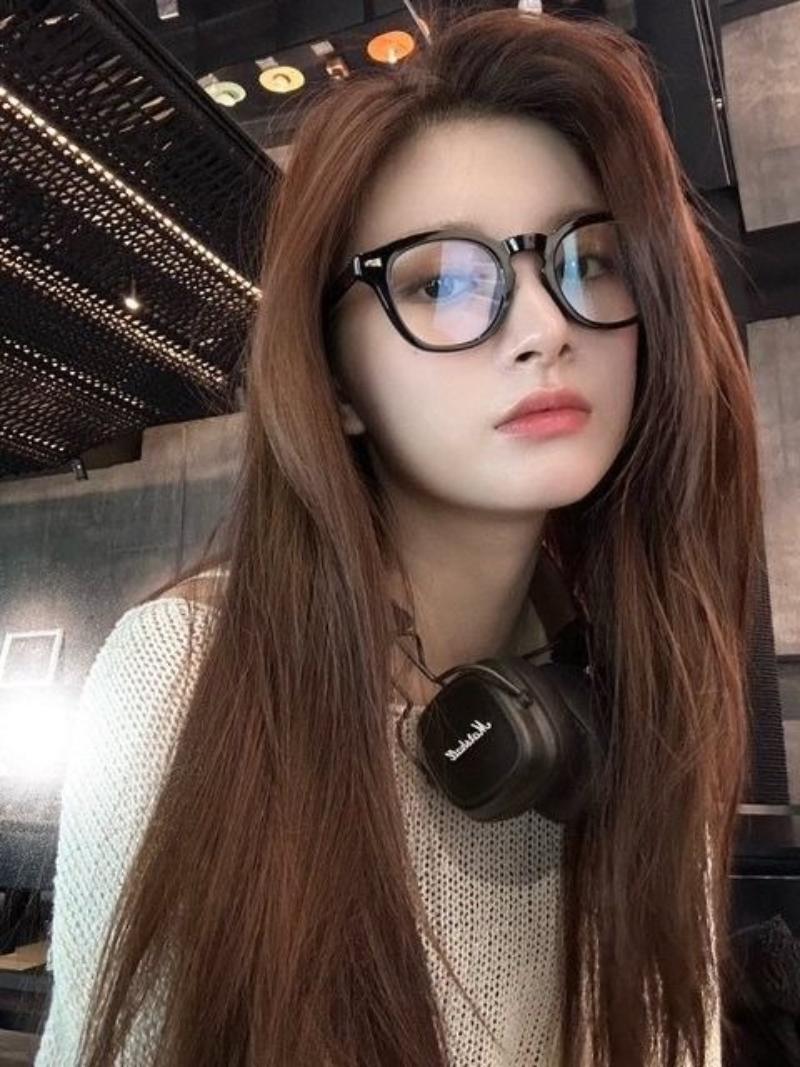Ảnh gái xinh tóc dài đeo kính cổ đeo tai nghe không dây