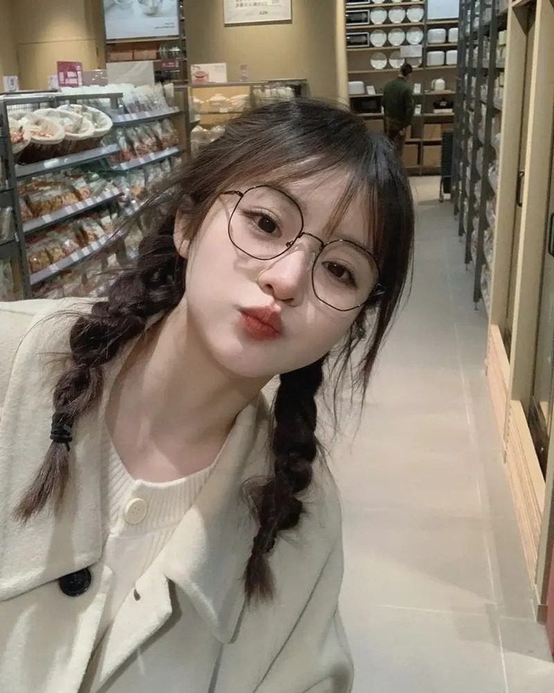 Ảnh gái xinh tóc dài đeo kính chu môi trong siêu thị