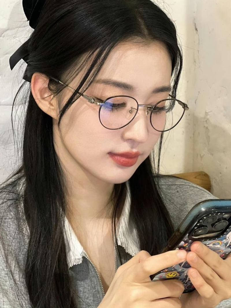 Ảnh gái xinh tóc dài đeo kính bấm điện thoại