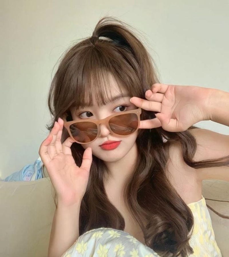 Ảnh gái xinh tóc dài đeo kính biểu cảm cute