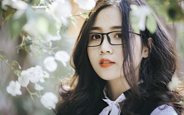 Ảnh gái xinh tóc dài đeo kính thanh lịch siêu dễ thương