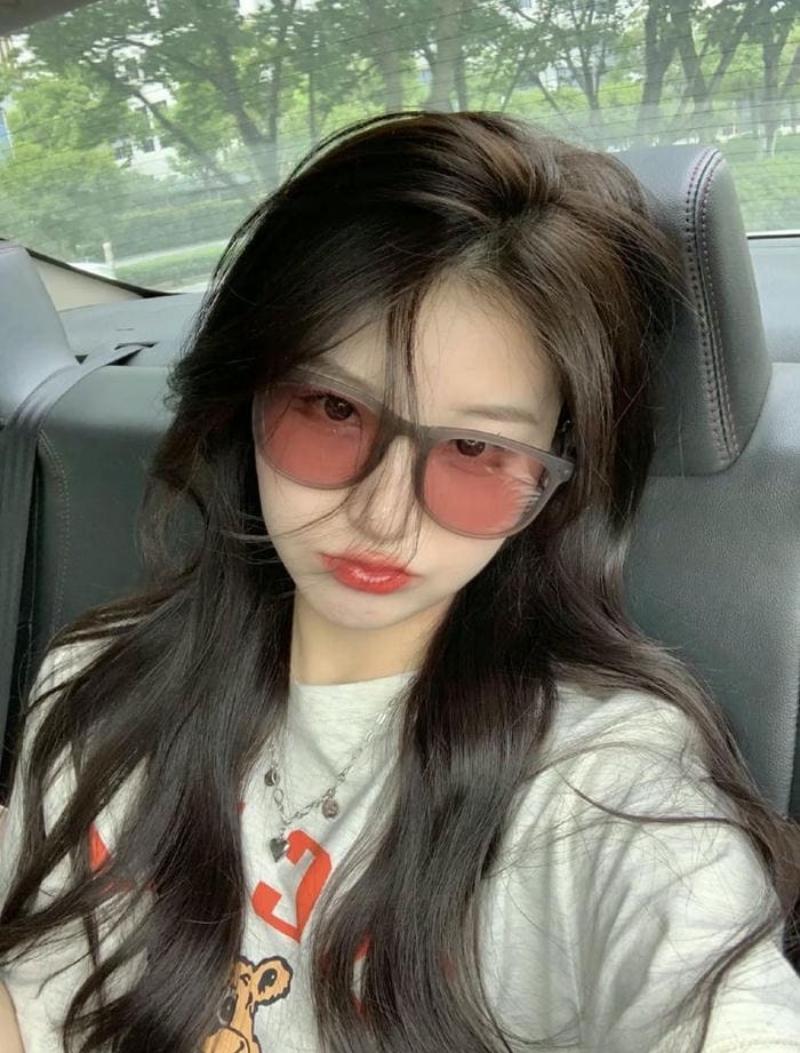 Ảnh gái xinh tóc dài đeo kính ngồi trong ô tô