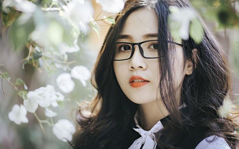 Ảnh gái xinh tóc dài đeo kính thanh lịch siêu dễ thương