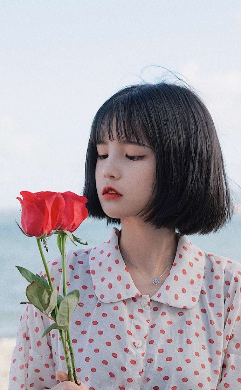 Ảnh gái xinh tóc ngắn đáng yêu cầm hoa hồng Ảnh gái xinh tóc ngắn đáng yêu cầm hoa hồng