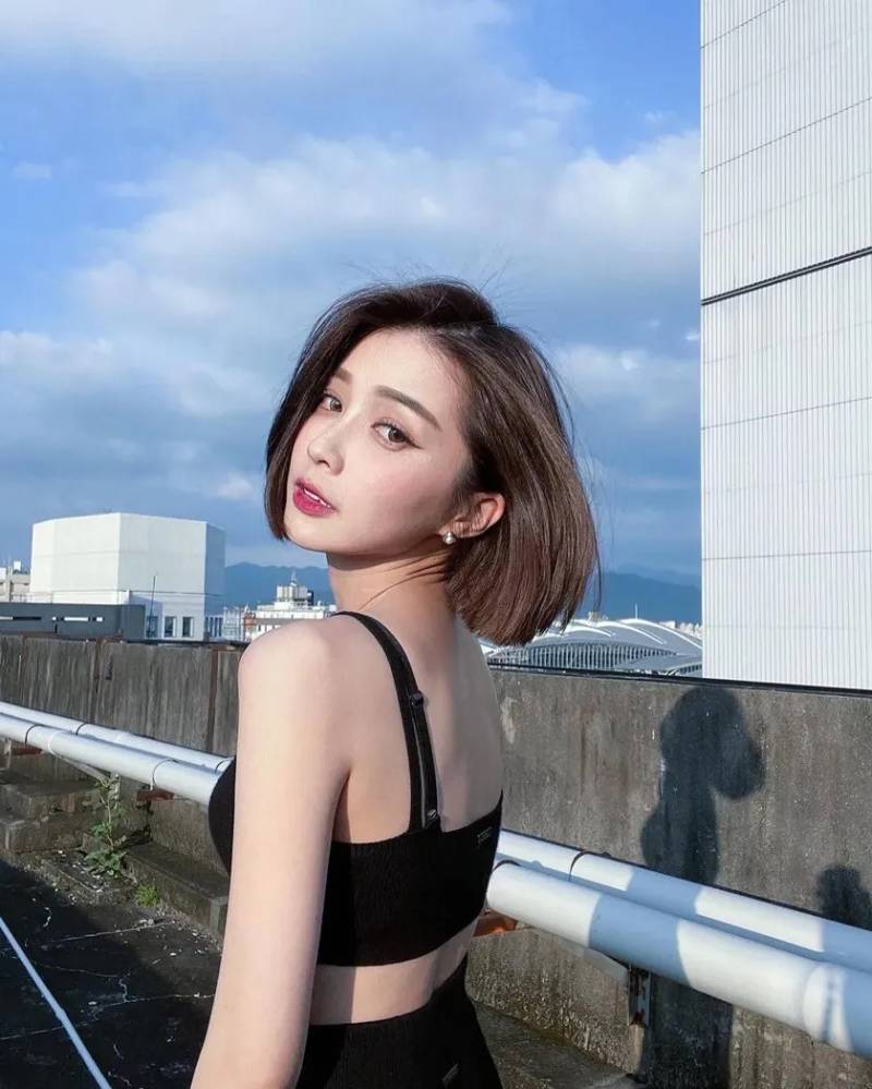 Ảnh gái xinh tóc ngắn đứng quay lưng Ảnh gái xinh tóc ngắn đứng quay lưng