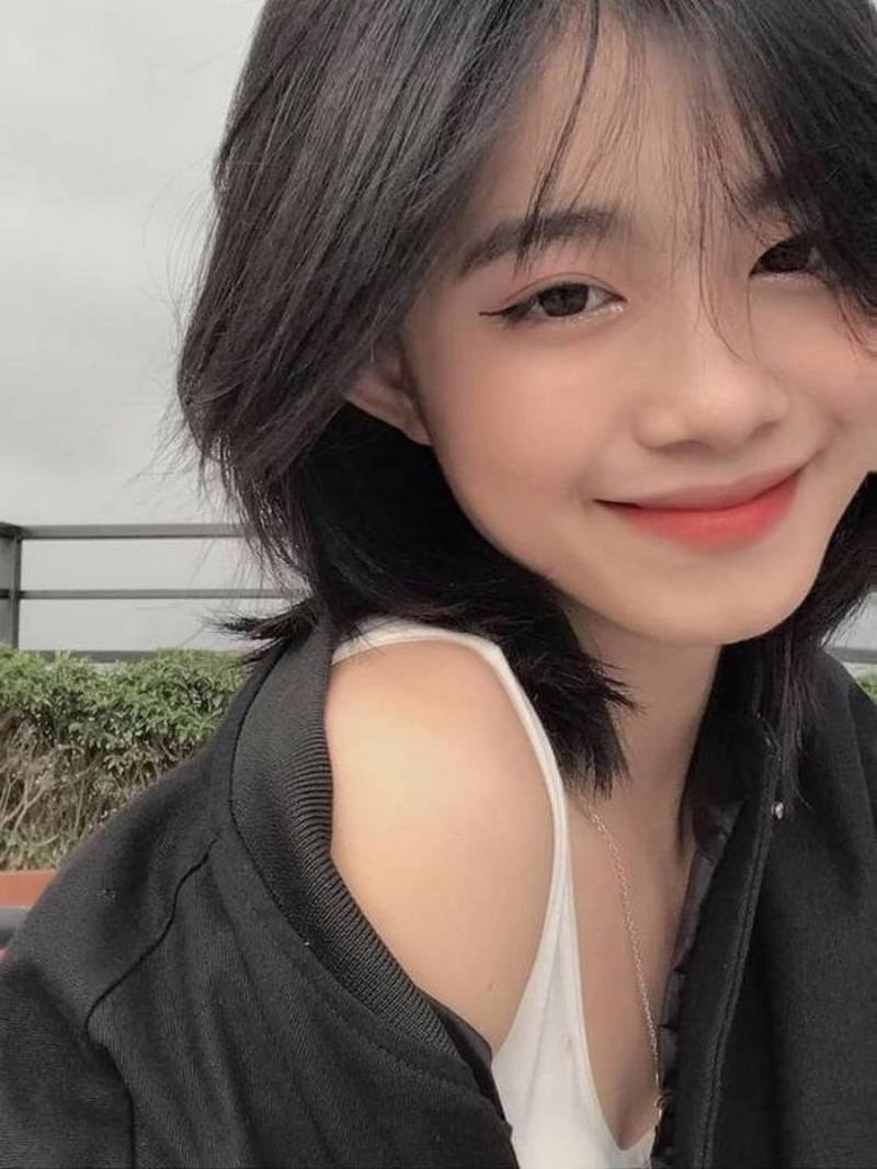 Ảnh gái xinh tóc ngắn cười duyên dáng Ảnh gái xinh tóc ngắn cười duyên dáng