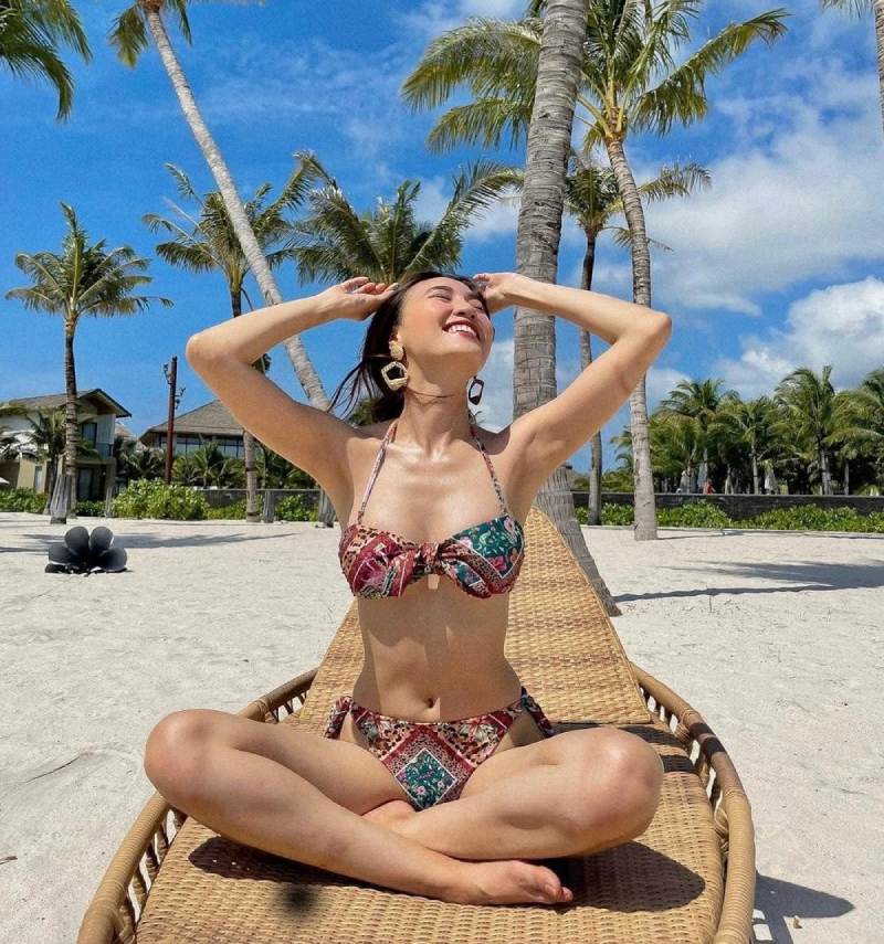 Ảnh Ninh Dương Lan Ngọc mặc bikini ngồi trên ghế ở bãi biển