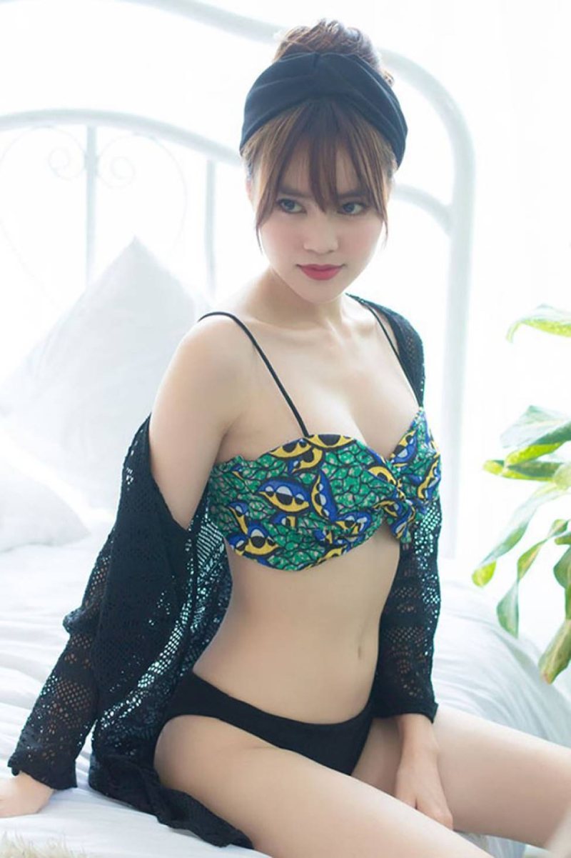Ảnh Ninh Dương Lan Ngọc mặc bikini ngồi trên giường