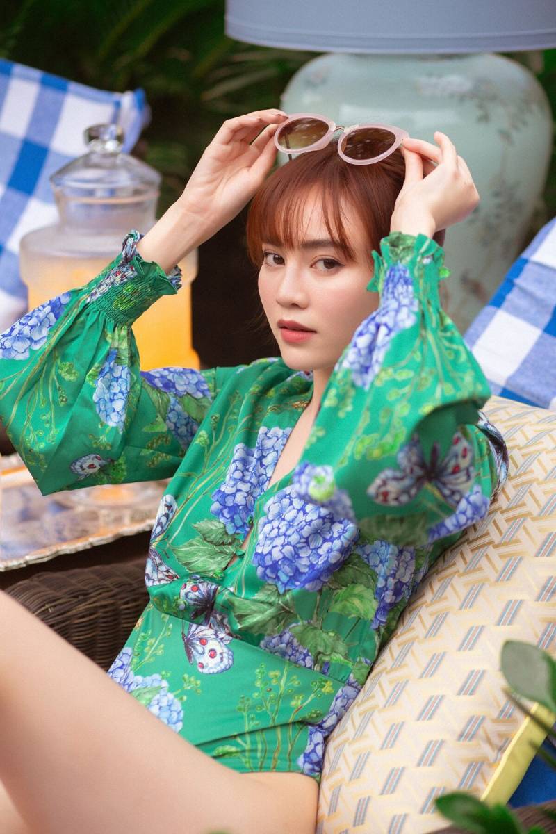 Ảnh Ninh Dương Lan Ngọc mặc đồ bơi ngồi trên ghế