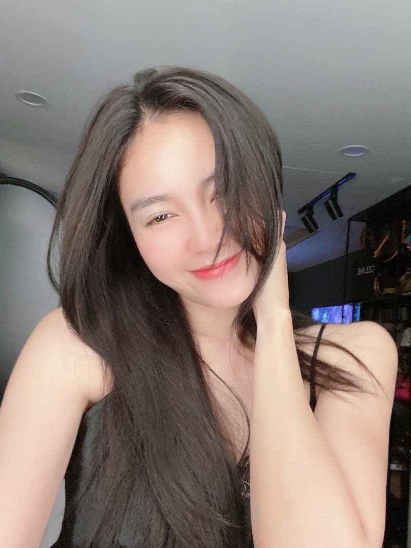 Ninh Dương Lan Ngọc trong xe hơi