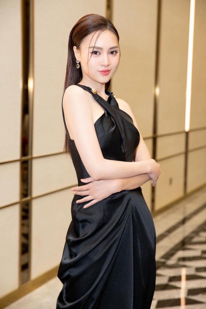 Ninh Dương Lan Ngọc xinh đẹp mặc đầm đen