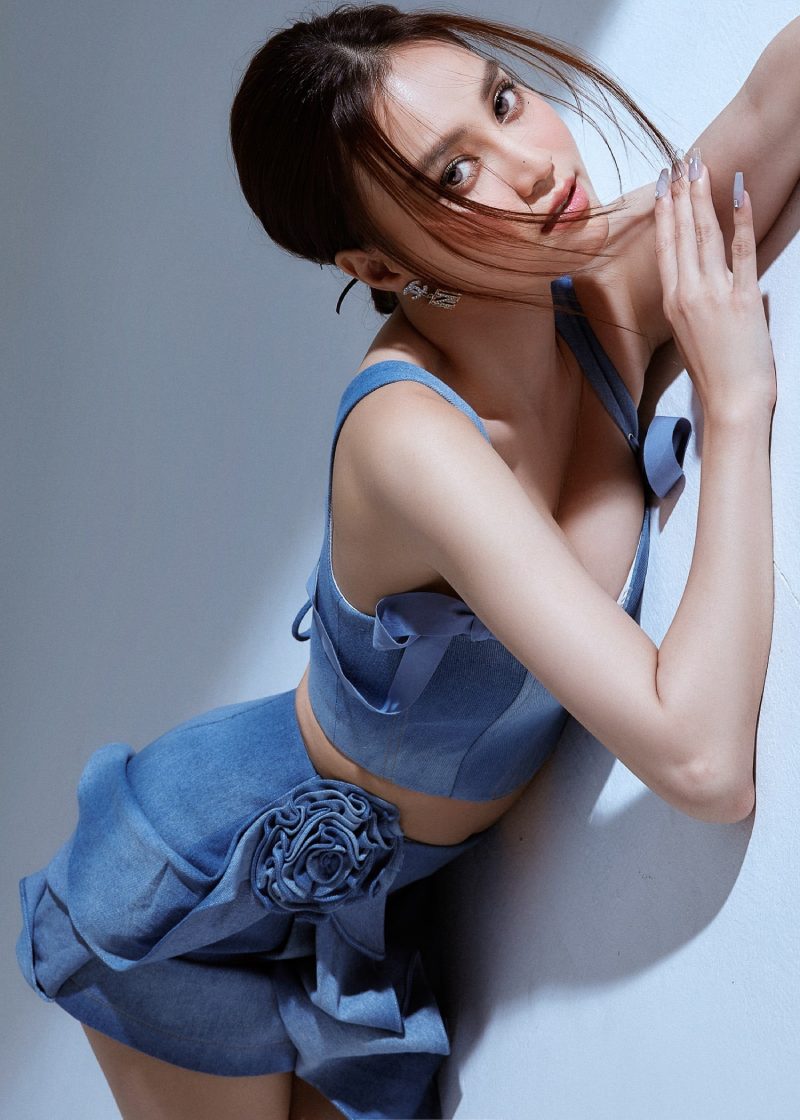 Ninh Dương Lan Ngọc chụp ảnh nằm sexy