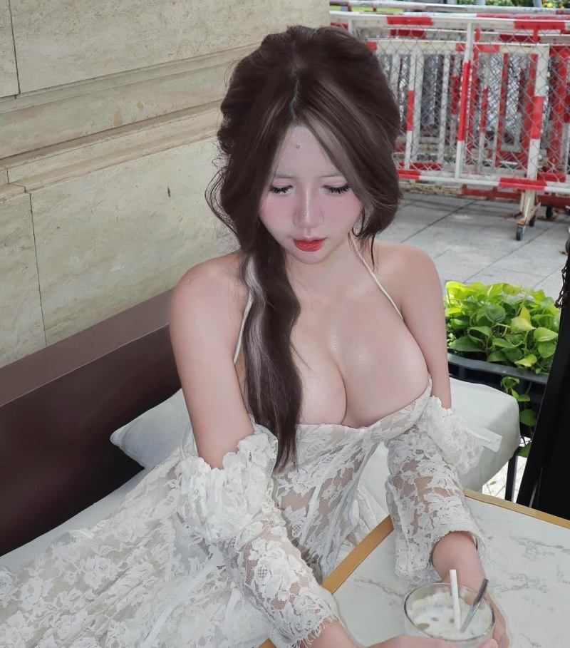 Gái xinh mặc đồ hở hang lộ ngực căng tràn ngồi trên ghế